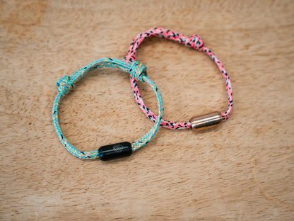 Zwei Armbänder auf einem Tisch