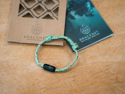 Ein Armband in Grün