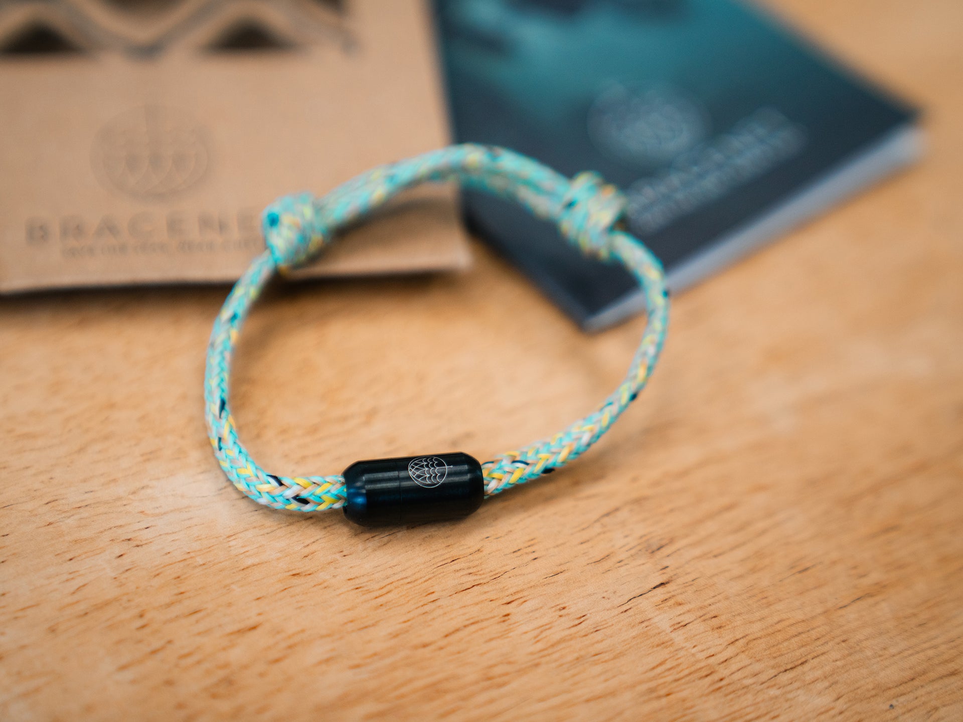 Ein Armband in Grün