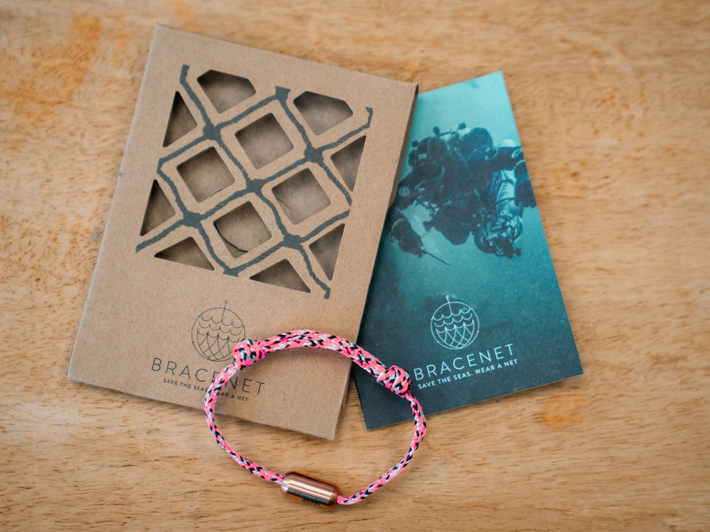 Ein Armband in Rosa