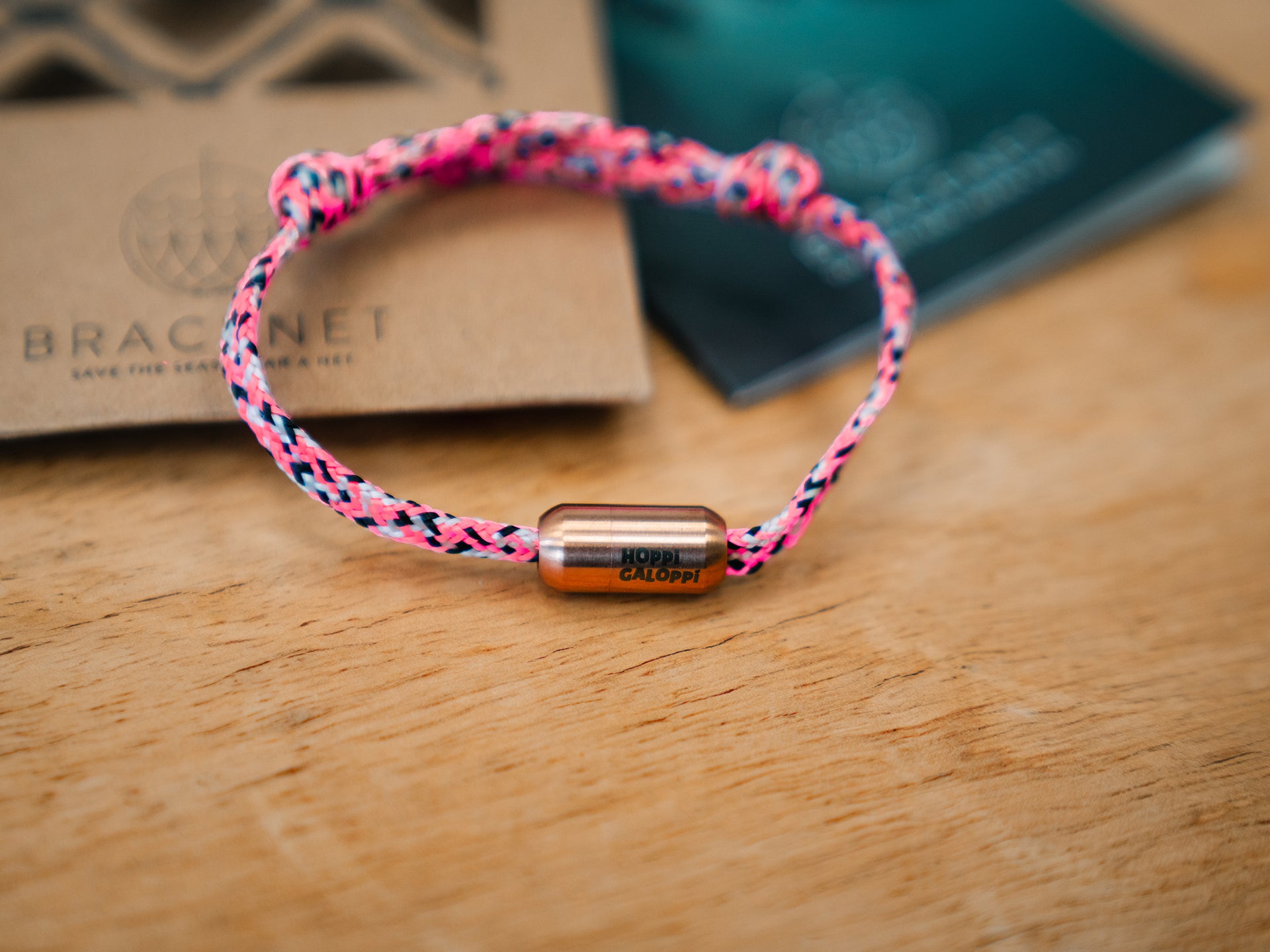 Ein Armband in Rosa